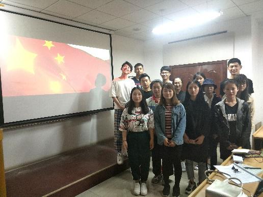 支部成员集中观看《厉害了,我的国》