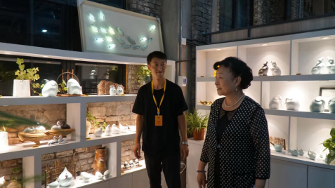 2018年6月26日,向中国文化部副部长赵少华介绍创业情况