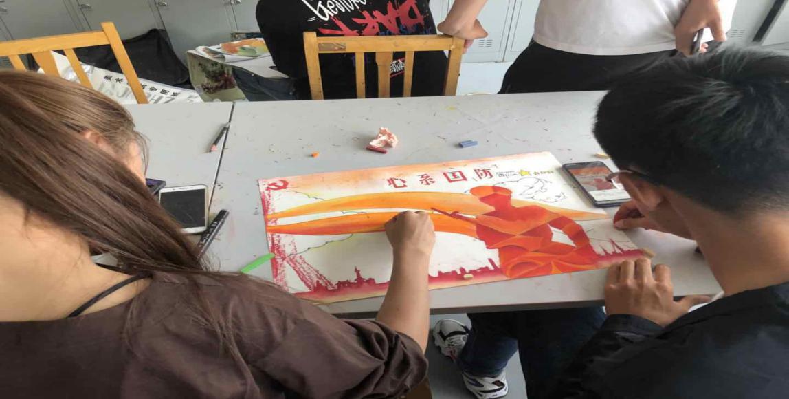 图:国防墙报展览与绘制过程展示